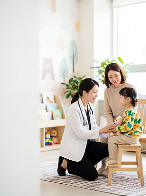 JPG 편집이미지 어린이 가족 엄마 건강 설명 치료 진료 상담 소아과 소통 소아과의사 의료성형뷰티 편집실사 AI인물포토 AI콘텐츠 컨셉 의학 관계 모션 병원 사람 의사 CG 파일형식 AI포토 의료진 직업