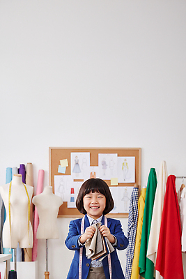 JPG 편집이미지 직업 손 디자인 어린이 웃음 학습 직물 마네킹 패션디자이너 오브젝트 장래희망 학원 의상디자인 직업체험 의료성형뷰티 편집실사 AI인물포토 AI콘텐츠 교육 표정 사람 신체부위 체험학습 디자이너 CG 파일형식 AI포토 체험 컨셉