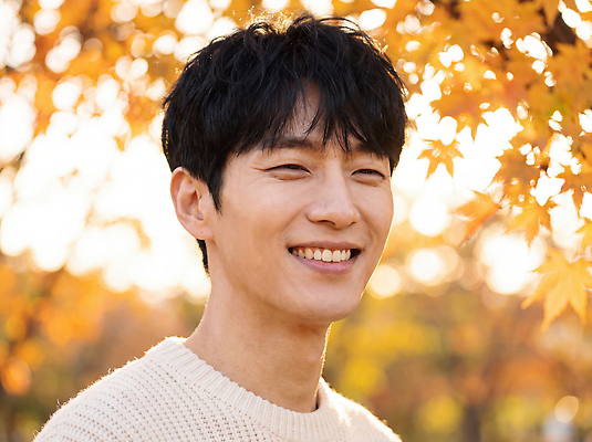 JPG 편집이미지 남자 행복 감정 자연 날씨 나뭇잎 미소 웃음 야외 청춘 햇빛 노란색 정원 가을 의료성형뷰티 편집실사 AI인물포토 AI콘텐츠 계절 컬러 컨셉 잎 표정 사람 빛 CG 생태계 파일형식 AI포토 식물