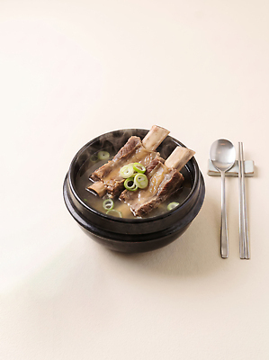 JPG 편집이미지 그릇 한식 음식 한국 육류 요리 식사 전통음식 소고기 국물 갈비탕 대파 편집실사 AI포토 AI콘텐츠 전통 식기 아시아 식재료 CG 탕 파 파일형식 나라 채소