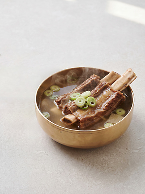 JPG 편집이미지 한식 음식 탁자 육류 식사 전통음식 파 고기요리 갈비탕 육수 해장국 편집실사 AI포토 AI콘텐츠 전통 가구 채소 식재료 CG 탕 국 파일형식 생활용품 오브젝트