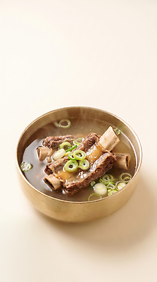 JPG 편집이미지 전통 그릇 한식 음식 아침 따뜻함 식사 소고기 국물 파 갈비탕 소고기요리 편집실사 AI포토 AI콘텐츠 주간 식기 채소 육류 CG 탕 파일형식 자연요소 식재료