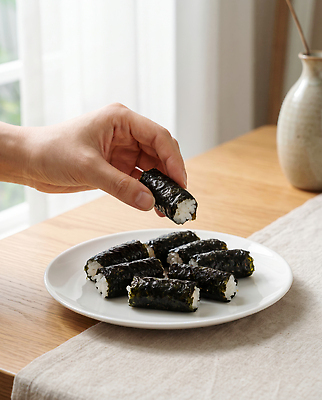 JPG 편집이미지 접시 손 음식 재료 창문 식탁 일상 꽃병 해조류 먹기 김밥 꼬마김밥 편집실사 AI포토 AI콘텐츠 식기 꽃 모션 탁자 라이프 신체부위 해양식물 CG 파일형식 식물 가구 사람 생활 수중식물 생활용품 오브젝트