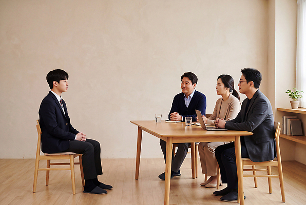 JPG 편집이미지 학생 의자 탁자 고등학생 조명 고등학교 대화 컴퓨터 방 관찰 질문 집중 입시 준비 면접 문서 면접관 응답 의료성형뷰티 편집실사 AI인물포토 AI콘텐츠 가구 컨셉 비즈니스 학교 모션 청소년 말하기 전자제품 학습 CG 파일형식 AI포토 교육 생활용품 사람 오브젝트