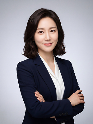 JPG 편집이미지 여자 포즈 비즈니스 미소 정장 팔짱 비즈니스우먼 자신감 직원 의료성형뷰티 편집실사 AI인물포토 옷 감정 모션 표정 사람 직장인 CG 파일형식 AI포토 직업 AI콘텐츠