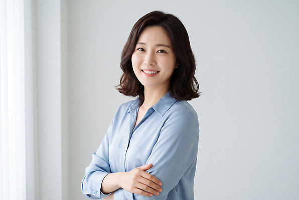 JPG 편집이미지 여자 포즈 실내 밝음 미소 사람 팔짱 방 비즈니스우먼 모던 의료성형뷰티 편집실사 AI인물포토 비즈니스 모션 표정 내부 직장인 CG 파일형식 AI포토 직업 AI콘텐츠