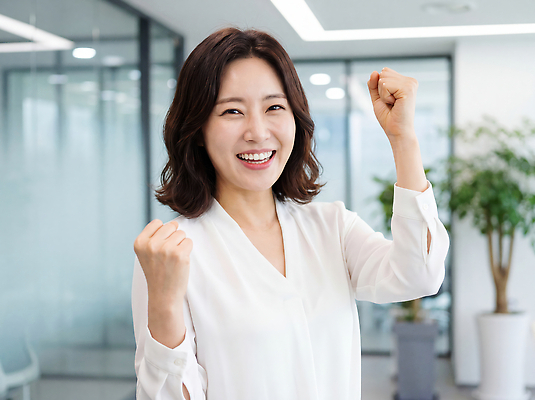 JPG 편집이미지 여자 성공 직장 밝음 웃음 사무실 기쁨 업무 비즈니스우먼 의료성형뷰티 편집실사 AI인물포토 감정 컨셉 회사 비즈니스 표정 사람 작업 직장인 CG 파일형식 AI포토 직업 AI콘텐츠