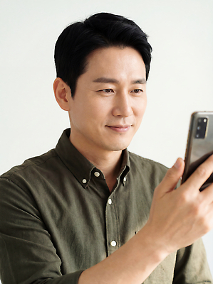 JPG 편집이미지 남자 비즈니스 커뮤니케이션 기술 표정 웃음 일상 스마트폰 디지털 사진촬영 소통 의료성형뷰티 편집실사 AI인물포토 AI콘텐츠 컨셉 사람 라이프 핸드폰 스마트기기 촬영 CG 파일형식 AI포토 생활 전자제품