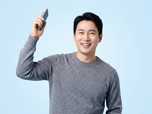 JPG 편집이미지 남자 포즈 하늘색 백그라운드 비즈니스 기술 미소 스마트폰 청춘 기쁨 회색 스웨터 소통 화상통화 의료성형뷰티 편집실사 AI인물포토 AI콘텐츠 감정 컬러 컨셉 상의 표정 사람 파란색 핸드폰 스마트기기 CG 통화 파일형식 AI포토 옷 모션 전자제품