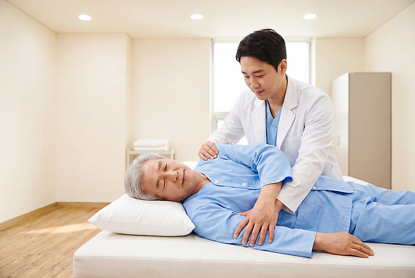 JPG 편집이미지 노년 포즈 건강 치료 환자 편안함 물리치료 재활 치료사 의료성형뷰티 편집실사 AI인물포토 AI콘텐츠 직업 의학 성인 감각 CG 파일형식 AI포토 사람