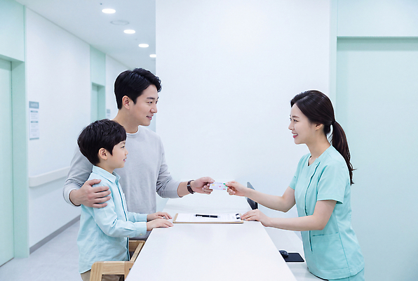 JPG 편집이미지 아들 의학 가족 건강 병원 치료 환자 간호사 의사 정보 아빠 서비스 소통 접수대 의료성형뷰티 편집실사 AI인물포토 AI콘텐츠 컨셉 관계 의료진 CG 접수 파일형식 AI포토 직업