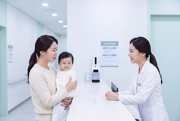 JPG 편집이미지 의학 엄마 건강 병원 미소 치료 환자 의사 아기 간호 상담 소통 의료성형뷰티 보건 편집실사 AI인물포토 AI콘텐츠 컨셉 가족 표정 사람 의료진 CG 파일형식 AI포토 직업 관계