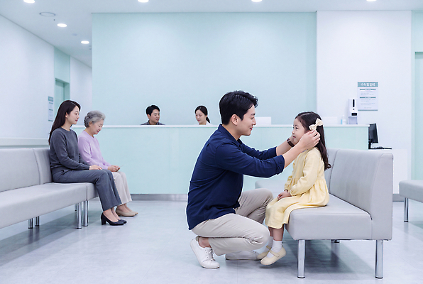 JPG 편집이미지 딸 리본 가족 건강 병원 대화 치료 환자 기다림 아빠 서비스 소통 대기실 의료성형뷰티 편집실사 AI인물포토 AI콘텐츠 컨셉 의학 관계 모션 말하기 공간 CG 파일형식 AI포토