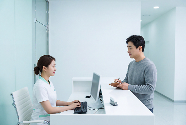 JPG 편집이미지 여자 남자 의학 건강 대화 컴퓨터 장비 고객 책상 직원 서비스 상담 접수 의료성형뷰티 편집실사 AI인물포토 AI콘텐츠 가구 말하기 사람 전자제품 CG 파일형식 AI포토 생활용품 모션 오브젝트