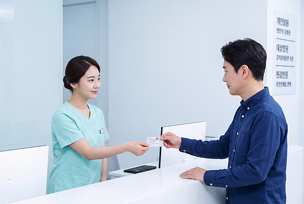 JPG 편집이미지 남자 유니폼 의학 건강 병원 치료 진료 환자 간호사 서비스 방문 의료성형뷰티 신청 편집실사 AI인물포토 AI콘텐츠 옷 사람 의료진 CG 파일형식 AI포토 직업