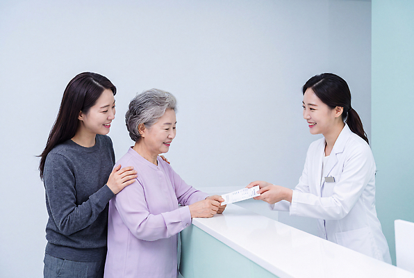 JPG 편집이미지 할머니 의학 손녀 친절 건강 병원 대화 웃음 치료 간호사 정보 상담 지원 의료성형뷰티 편집실사 AI인물포토 AI콘텐츠 여자 노년 표정 말하기 의료진 손주 CG 파일형식 AI포토 직업 가족 모션 사람 성인 관계