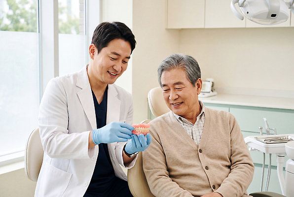 JPG 편집이미지 의학 친절 건강 치과 병원 사람 치료 모형 환자 의사 치아 검사 상담 치아모형 치과진료 틀니 전문 의료성형뷰티 편집실사 AI인물포토 AI콘텐츠 진료 의료진 소화기관 CG 파일형식 AI포토 직업 장기 신체