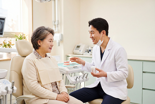 JPG 편집이미지 의학 건강 치과 대화 설명 사람 치료 모형 환자 의사 치아 상담 치과진료 틀니 의사소통 진료실 의료성형뷰티 편집실사 AI인물포토 AI콘텐츠 모션 병원 말하기 진료 의료진 소화기관 CG 파일형식 AI포토 직업 장기 신체