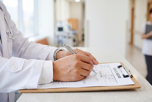 JPG 편집이미지 의학 건강 병원 사람 치료 진료 환자 의료진 의사 정보 기록 문서 서류판 진료실 의료성형뷰티 편집실사 AI인물포토 AI콘텐츠 직업 사무용품 CG 파일형식 AI포토 문구용품 오브젝트