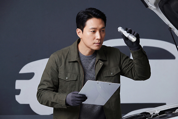 JPG 편집이미지 남자 자동차 기술 기계 손전등 작업 수리 전문직 정비공 점검 서류판 정비소 차량점검 편집실사 AI인물포토 AI콘텐츠 직업 육상교통 조명 사람 사무용품 기술자 CG 파일형식 AI포토 교통수단 문구용품 교통 오브젝트