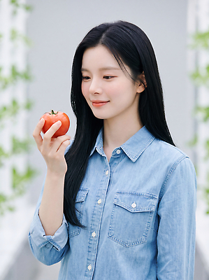 JPG 식물 편집이미지 여자 셔츠 토마토 채소 과일 자연 실내 사람 농장 관찰 주목 의료성형뷰티 청년농부 편집실사 AI인물포토 AI콘텐츠 상의 농업 모션 내부 농부 CG 생태계 파일형식 AI포토 직업 옷 산업