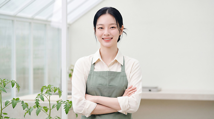 JPG 식물 편집이미지 포즈 농업 자연 실내 미소 웃음 사람 초록색 팔짱 환경 농사 앞치마 기르기 온실 의료성형뷰티 청년농부 편집실사 AI인물포토 AI콘텐츠 산업 컬러 모션 표정 내부 농부 CG 생태계 돌봄 파일형식 AI포토 직업