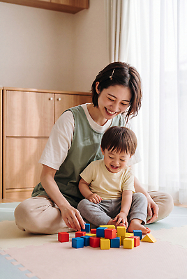 JPG 편집이미지 어린이 놀이 바닥 실내 웃음 학습 장난감 블록 보육교사 의료성형뷰티 편집실사 AI인물포토 AI콘텐츠 교육 표정 사람 내부 교사 CG 파일형식 AI포토 직업