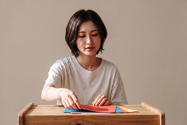 JPG 편집이미지 여자 종이 조각 탁자 실내 작업 집중 정리 보육교사 의료성형뷰티 편집실사 AI인물포토 AI콘텐츠 가구 컨셉 사람 내부 교사 CG 파일형식 AI포토 직업 생활용품 오브젝트