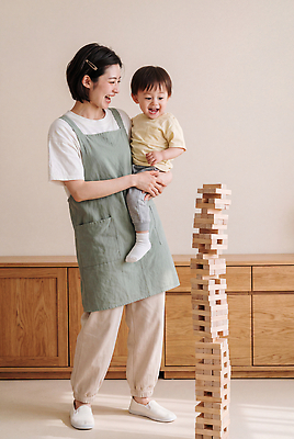JPG 편집이미지 교육 아들 어린이 놀이 엄마 집안 실내 웃음 쌓기 블록 즐거움 소통 보육교사 의료성형뷰티 편집실사 AI인물포토 AI콘텐츠 감정 컨셉 가족 모션 표정 사람 내부 교사 CG 파일형식 AI포토 직업 관계