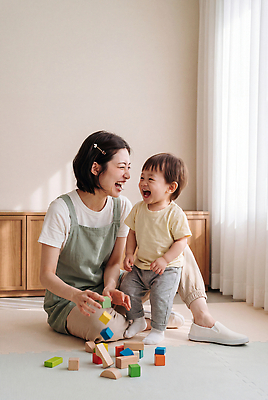 JPG 편집이미지 어린이 거실 가족 놀이 엄마 함께함 부모 햇빛 블록 공간 즐거움 보육교사 의료성형뷰티 편집실사 AI인물포토 AI콘텐츠 감정 컨셉 관계 사람 빛 교사 CG 파일형식 AI포토 직업