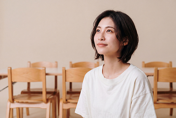 JPG 편집이미지 여자 티셔츠 생각 의자 탁자 앉기 공간 사색 보육교사 의료성형뷰티 편집실사 AI인물포토 AI콘텐츠 가구 셔츠 모션 사람 교사 CG 파일형식 AI포토 직업 생활용품 상의 옷 오브젝트