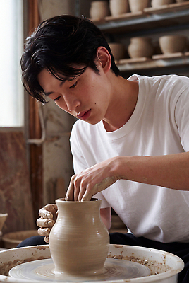 JPG 편집이미지 디자인 남자 예술 흙 작업 항아리 도자기 작업실 만들기 도예가 의료성형뷰티 편집실사 AI인물포토 AI콘텐츠 직업 모션 사람 CG 파일형식 AI포토