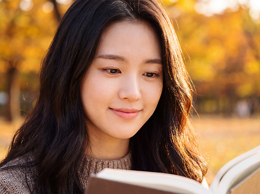 JPG 나무 편집이미지 공원 여자 자연 한명 사람 책 독서 햇빛 가을 집중 즐거움 의료성형뷰티 편집실사 AI인물포토 AI콘텐츠 식물 1 계절 공공시설 감정 컨셉 빛 CG 생태계 파일형식 AI포토 시설