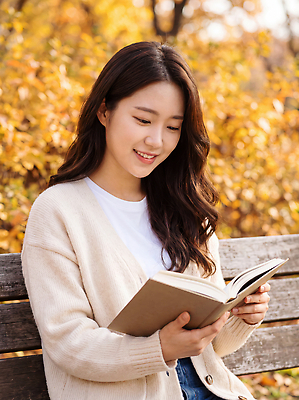 JPG 나무 편집이미지 여자 잎 벤치 자연 한명 야외 책 독서 햇빛 가을 즐거움 의료성형뷰티 편집실사 AI인물포토 AI콘텐츠 식물 1 계절 감정 의자 사람 빛 CG 생태계 파일형식 AI포토 가구 생활용품 오브젝트