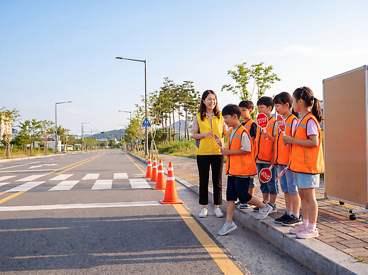JPG 편집이미지 학생 여자 교육 남자 도로 어린이 경고 안전 강사 교사 횡단보도 신호 교통안전 안전교육 의료성형뷰티 편집실사 AI인물포토 AI콘텐츠 직업 길 교통시설 사람 보행로 CG 파일형식 AI포토 교통 시설