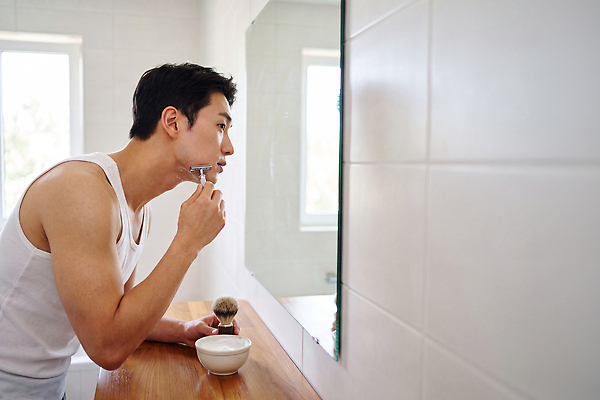 JPG 편집이미지 남자 일상 화장 청결 거울 욕실 붓 세면대 면도 면도기 꾸미기 의료성형뷰티 편집실사 AI인물포토 AI콘텐츠 모션 사람 라이프 위생용품 뷰티 위생 CG 파일형식 AI포토 생활용품 생활 오브젝트