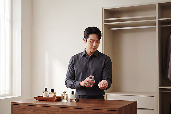 JPG 편집이미지 패션 남자 탁자 실내 일상 화장 장롱 뿌리기 손목 향수 꾸미기 향수병 의료성형뷰티 스타일 편집실사 AI인물포토 AI콘텐츠 가구 모션 사람 내부 라이프 신체부위 뷰티 화장품 병 CG 파일형식 AI포토 식기 생활용품 생활 화장용품 미용용품 오브젝트