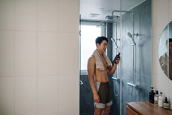 JPG 편집이미지 남자 휴식 생활 스마트폰 수건 위생용품 화장 목욕 청결 샤워기 꾸미기 혼자 의료성형뷰티 편집실사 AI인물포토 AI콘텐츠 생활용품 컨셉 사람 핸드폰 스마트기기 뷰티 위생 CG 파일형식 AI포토 전자제품 오브젝트