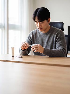 JPG 편집이미지 남자 탁자 사무실 화장 상품 집중 꾸미기 의료성형뷰티 편집실사 AI인물포토 AI콘텐츠 가구 컨셉 비즈니스 사람 뷰티 CG 파일형식 AI포토 생활용품 오브젝트