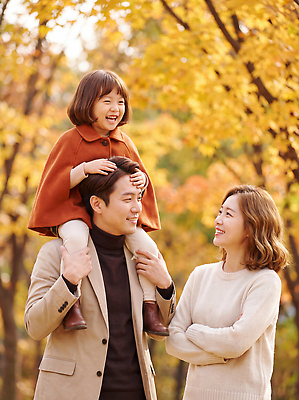 JPG 나무 편집이미지 여자 남자 어린이 단풍 가정 가족 자연 함께함 사랑 웃음 풍경 소녀 부모 가을 목마 즐거움 은행잎 소통 의료성형뷰티 편집실사 AI인물포토 AI콘텐츠 식물 계절 감정 컨셉 잎 관계 표정 사람 CG 생태계 파일형식 AI포토
