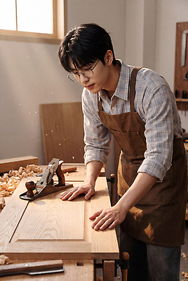 JPG 나무 편집이미지 디자인 남자 창문 목재 빛 도구 작업 작업실 디자이너 공예 목수 목공예 판 수공예 목공소 목공업 의료성형뷰티 편집실사 AI인물포토 AI콘텐츠 식물 직업 재료 공업 사람 취미 CG 파일형식 AI포토 산업