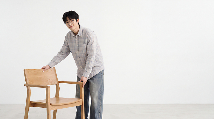 JPG 나무 편집이미지 디자인 남자 셔츠 의자 실내 목재 인테리어 디자이너 목수 체크무늬 목공예 목공소 목공업 의료성형뷰티 편집실사 AI인물포토 AI콘텐츠 식물 직업 가구 상의 무늬 재료 공업 사람 내부 공예 CG 파일형식 AI포토 옷 산업 생활용품 취미 오브젝트