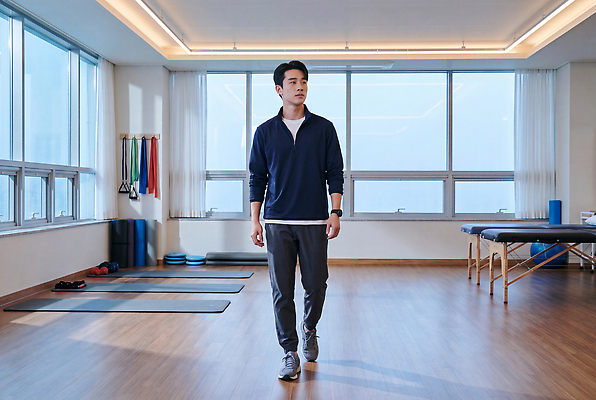 JPG 편집이미지 남자 창문 실내 건강 운동 걷기 매트 기구 물리치료사 의료성형뷰티 스타일 편집실사 AI인물포토 AI콘텐츠 모션 사람 내부 CG 치료사 파일형식 AI포토 직업