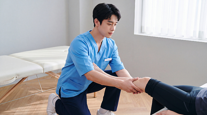 JPG 편집이미지 남자 건강 치료 운동 환자 상담 무릎 물리치료 물리치료사 재활 전문 치료사 회복 의료성형뷰티 편집실사 AI인물포토 AI콘텐츠 직업 컨셉 의학 사람 신체부위 CG 파일형식 AI포토
