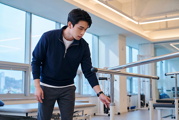 JPG 편집이미지 남자 건강 치료 운동 기구 바 집중 연습 시설 물리치료사 재활 조작 의료성형뷰티 편집실사 AI인물포토 AI콘텐츠 컨셉 의학 사람 CG 치료사 파일형식 AI포토 직업