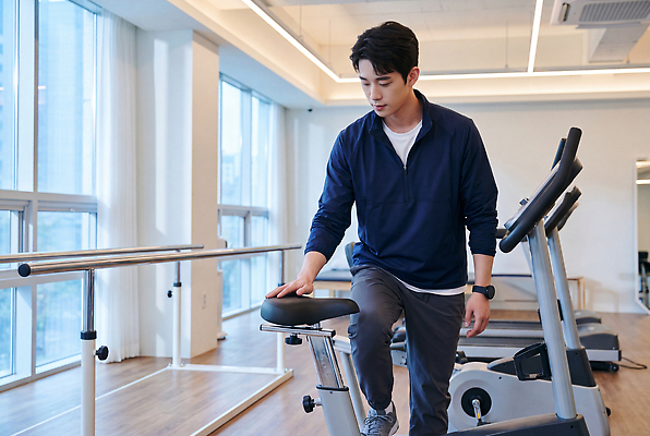 JPG 편집이미지 남자 실내 건강 운동 환경 운동기구 헬스 기구 집중 체육관 물리치료사 의료성형뷰티 편집실사 AI인물포토 AI콘텐츠 컨셉 사람 내부 CG 치료사 파일형식 AI포토 직업