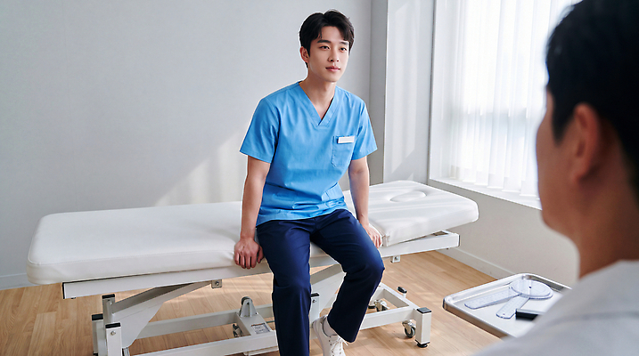 JPG 편집이미지 남자 의학 건강 병원 대화 치료 진료 환자 의사 상담 물리치료사 의사소통 진료실 의료성형뷰티 편집실사 AI인물포토 AI콘텐츠 말하기 사람 의료진 CG 치료사 파일형식 AI포토 직업 모션