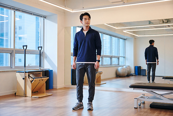 JPG 편집이미지 남자 스포츠 건강 운동복 운동 헬스 스트레칭 거울 기구 연습 준비 체육관 물리치료사 의료성형뷰티 편집실사 AI인물포토 AI콘텐츠 옷 사람 CG 치료사 파일형식 AI포토 직업