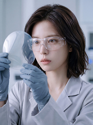 JPG 편집이미지 여자 과학 고글 실험 안전 장비 작업 실험실 연구원 집중 분석 소재 의료성형뷰티 편집실사 AI인물포토 AI콘텐츠 직업 컨셉 사람 CG 파일형식 AI포토