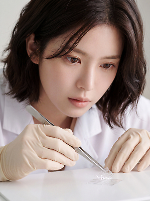 JPG 편집이미지 여자 과학 장갑 실험기구 실험 도구 작업 연구실 실험실 연구원 집중 소재 생명과학 의료성형뷰티 편집실사 AI인물포토 AI콘텐츠 직업 잡화 컨셉 사람 CG 파일형식 AI포토